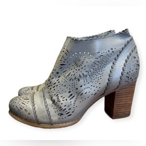 EUC L'Artiste Bao Female Booties